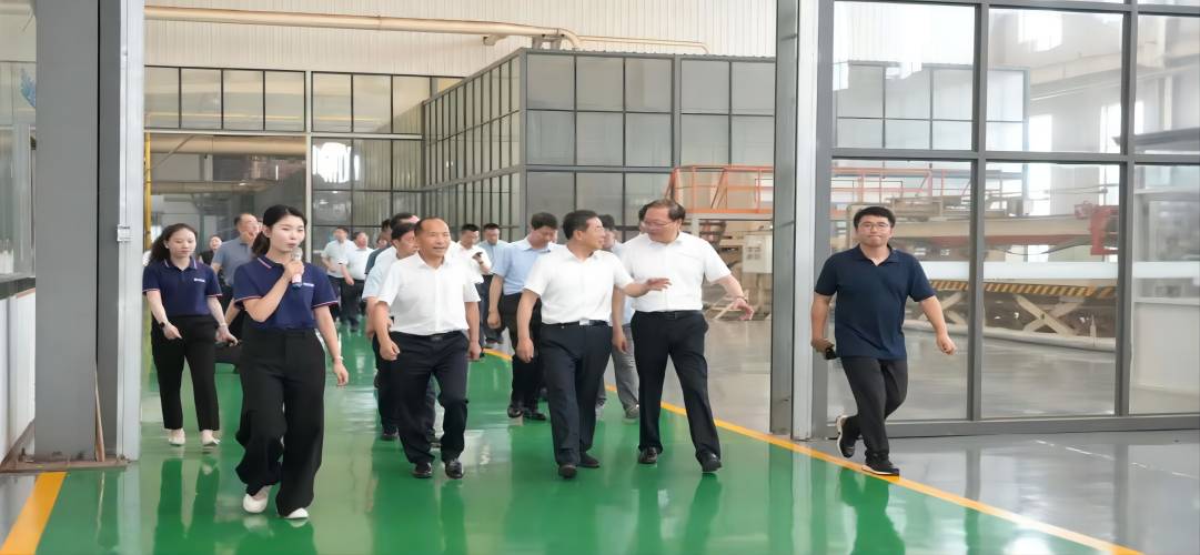 省人大常委會副主任、黨組書記楊東奇到新港集團走訪調(diào)研，點贊新港仿生膠技術(shù)創(chuàng)新