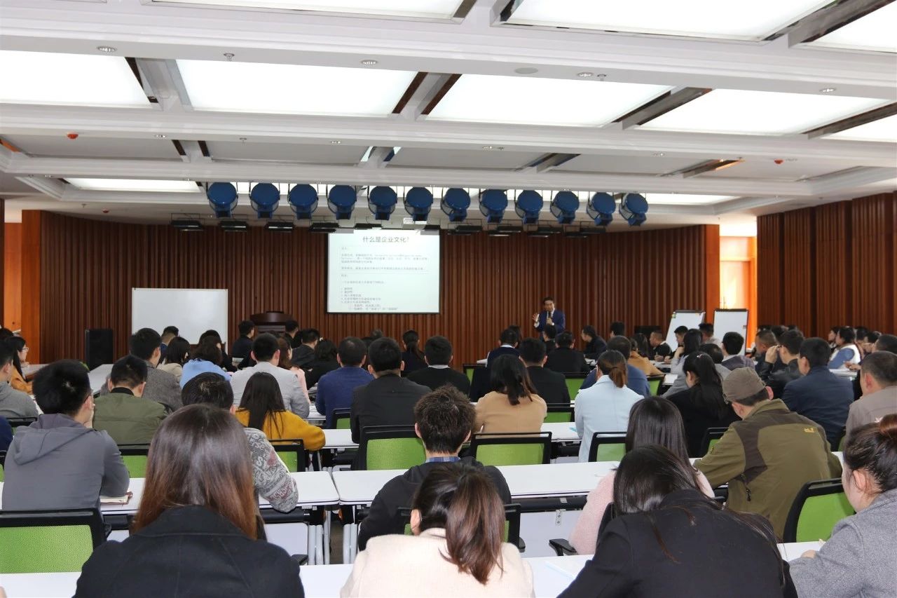 新港商學(xué)院：學(xué)華為文化引領(lǐng)機(jī)制，做新港事業(yè)奮斗者！——原華為高級(jí)副總裁楊大躍應(yīng)邀主持培訓(xùn)